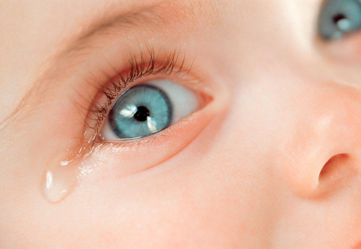 Белки глаз новорожденного. Слезы ребенка. Глаза ребенка. Детские глаза со слезами.