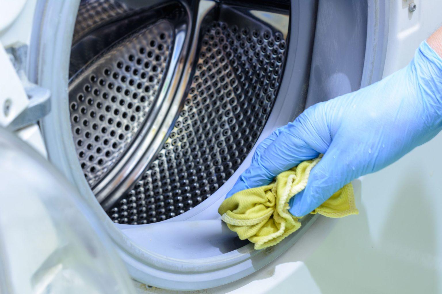 Чем убрать запах из стиральной машины. Мытье стиральной машины. Накипь в стиральной машине.